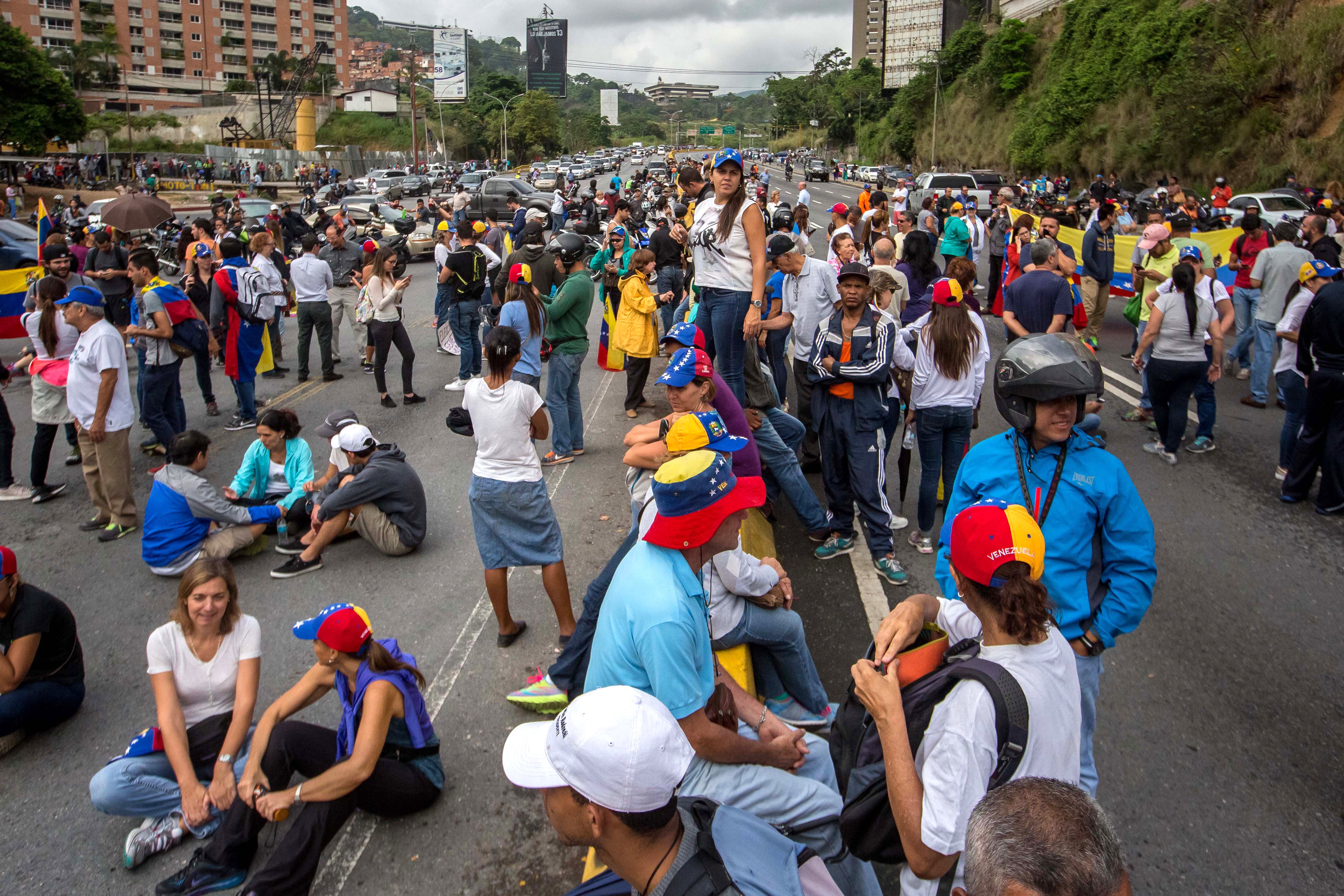 Chavismo y oposición se manifiestan en Venezuela en respuesta a la Asamblea Nacional Constituyente de Maduro Chavismo y oposición se manifiestan en Venezuela en respuesta a la Asamblea Nacional Constituyente de Maduro