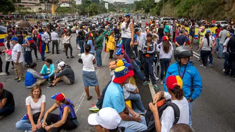 Estudiantes venezolanos se manifiestan contra el gobierno de Nicolás Maduro EL METRO DE CARACAS NO PRESTA SERVICIO