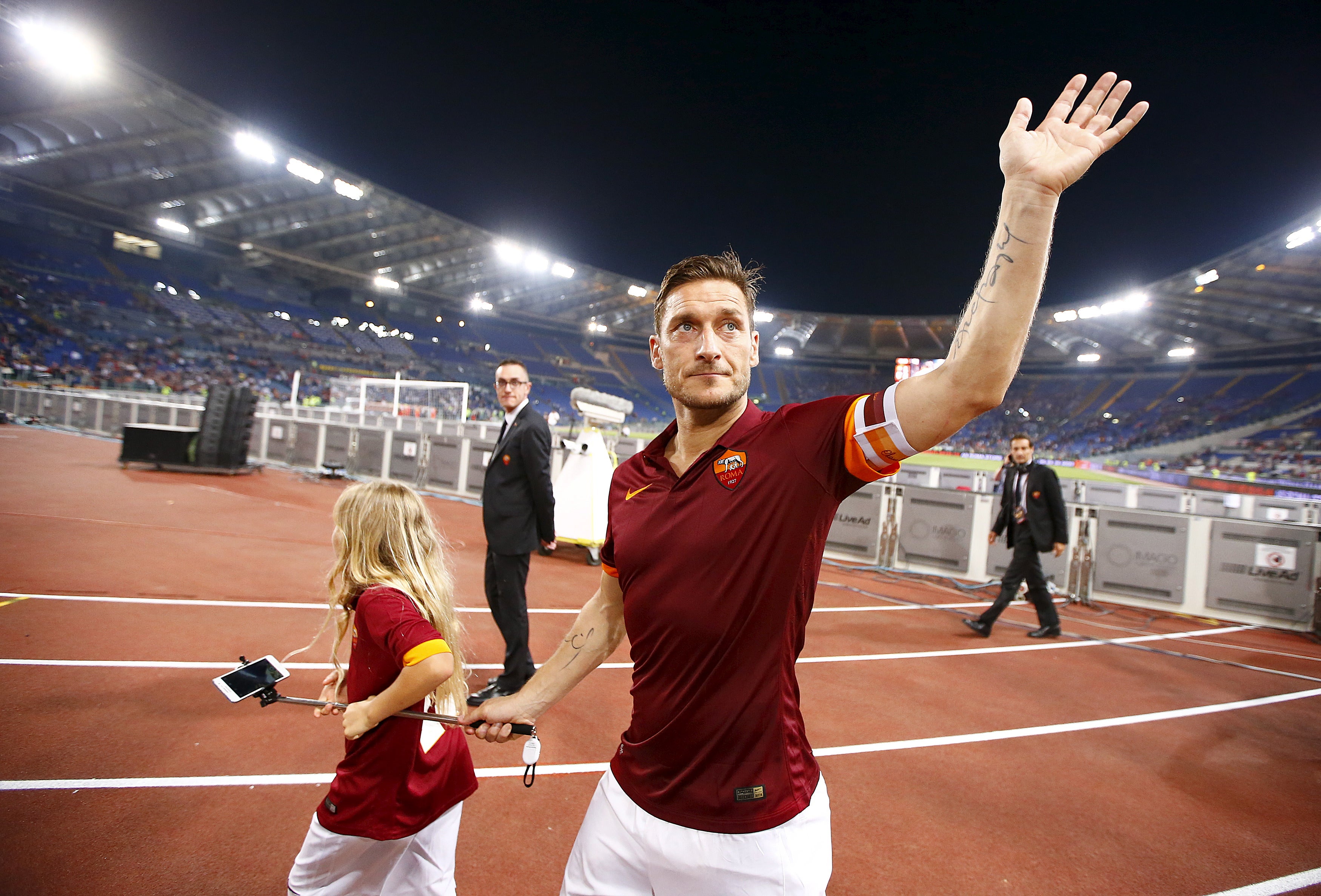 Totti, leyenda de la Roma, se retirará del fútbol a final de temporada Totti, leyenda de la Roma, se retirará del fútbol a final de temporada