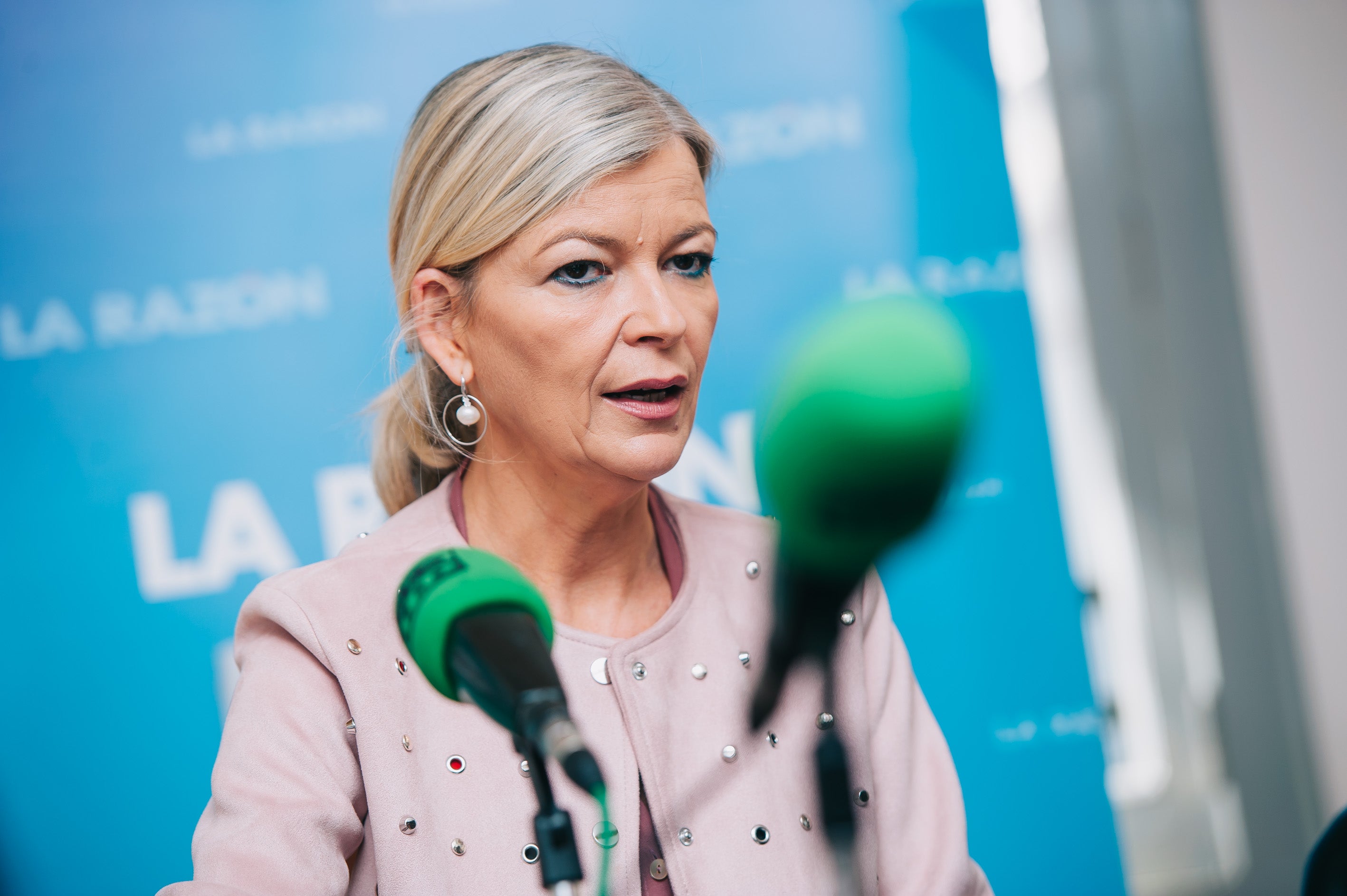 La consellera Bravo carga contra Feijóo: "No se puede justificar maltrato llamándolo un divorcio duro" La consellera Bravo carga contra Feijóo: "No se puede justificar maltrato llamándolo un divorcio duro"