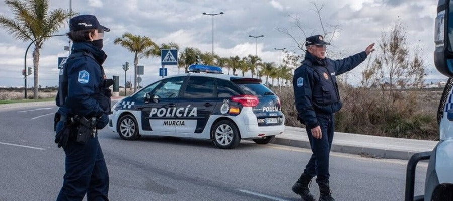 Varios agentes de Policía en Murcia en una imagen de archivo Varios agentes de Policía en Murcia en una imagen de archivo