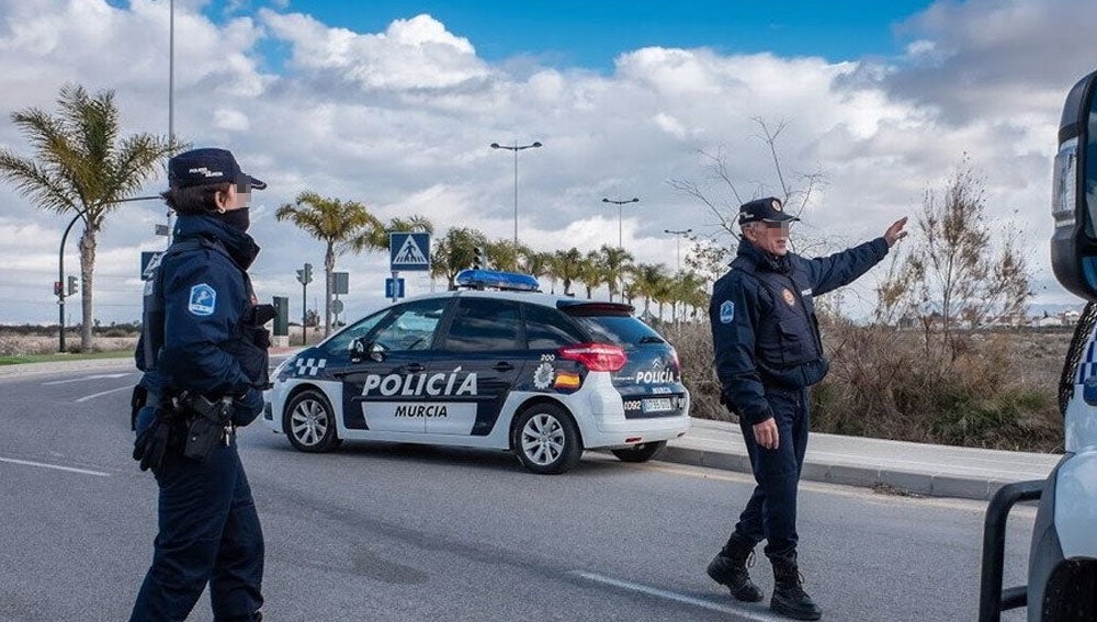 Detenido un individuo por agarrar del cuello a su hijastro y obligarle a abandonar la casa familiar en Murcia Detenido un individuo por agarrar del cuello a su hijastro y obligarle a abandonar la casa familiar en Murcia