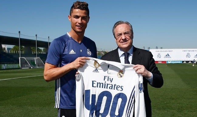 Florentino Pérez entrega a Cristiano una camiseta conmemorativa por sus 400 goles: "Soy de este planeta" Florentino Pérez entrega a Cristiano una camiseta conmemorativa por sus 400 goles: "Soy de este planeta"