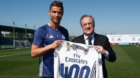 Cristiano Ronaldo posa junto a Florentino Pérez y su camiseta por los 400 goles Cristiano Ronaldo posa junto a Florentino Pérez y su camiseta por los 400 goles