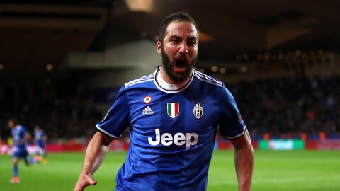 Gonzalo Higua&iacute;n celebra su gol contra el M&oacute;naco