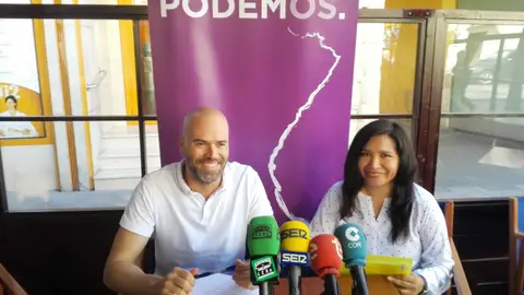 José Vicente Bustamante y Rosmery Donaire antes de la rueda de prensa. Podemos Elche