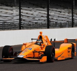 Fernando Alonso, dando sus primeras vueltas al óvalo de Indianápolis Fernando Alonso, dando sus primeras vueltas al óvalo de Indianápolis