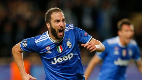 Higua&iacute;n, desatado, celebra el 0-1 ante el M&oacute;naco