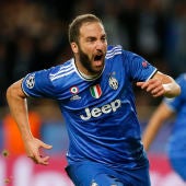 Higuaín, desatado, celebra el 0-1 ante el Mónaco