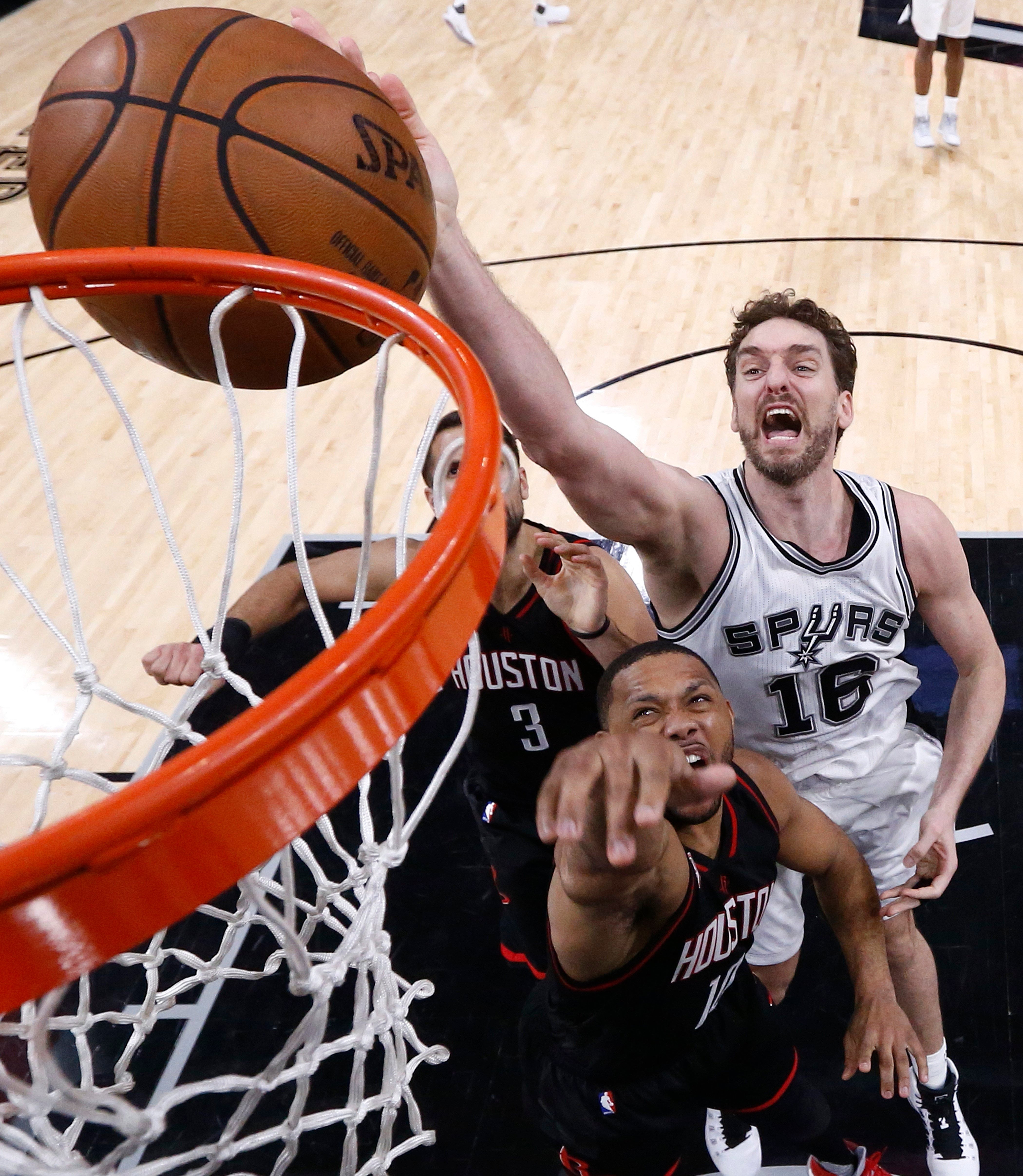 Kawhi Leonard y Pau Gasol, la fórmula ganadora de los Spurs para empatar la serie ante los Rockets Kawhi Leonard y Pau Gasol, la fórmula ganadora de los Spurs para empatar la serie ante los Rockets