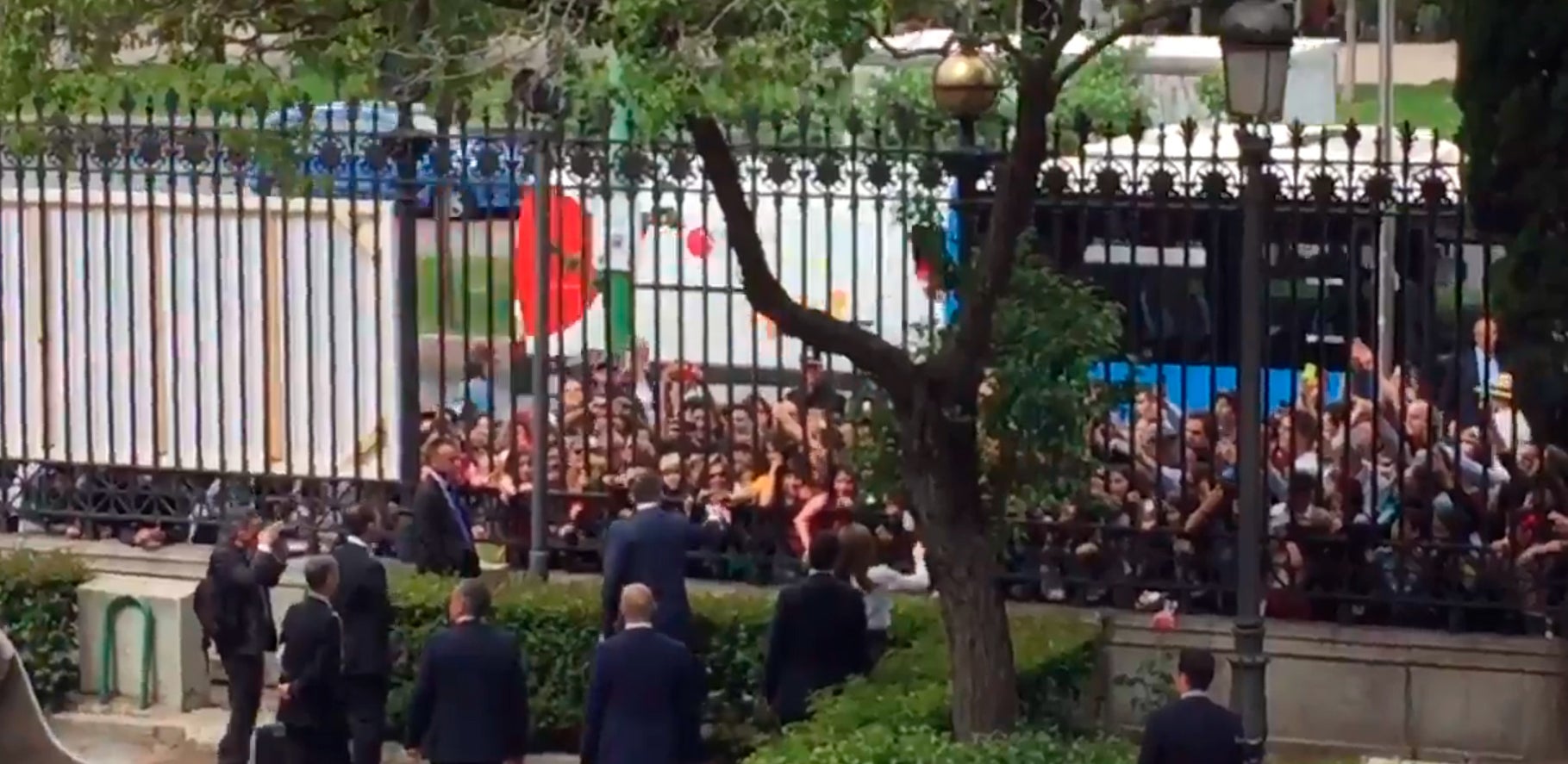 Un grupo de niños logra que los Reyes se acerquen a saludar al grito de "Aúpa Atleti" Un grupo de niños logra que los Reyes se acerquen a saludar al grito de "Aúpa Atleti"