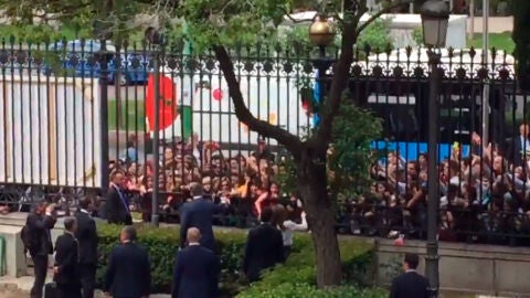 Los Reyes se acercan a saludar a los ni&ntilde;os agolpados en la verja de la Biblioteca Nacional