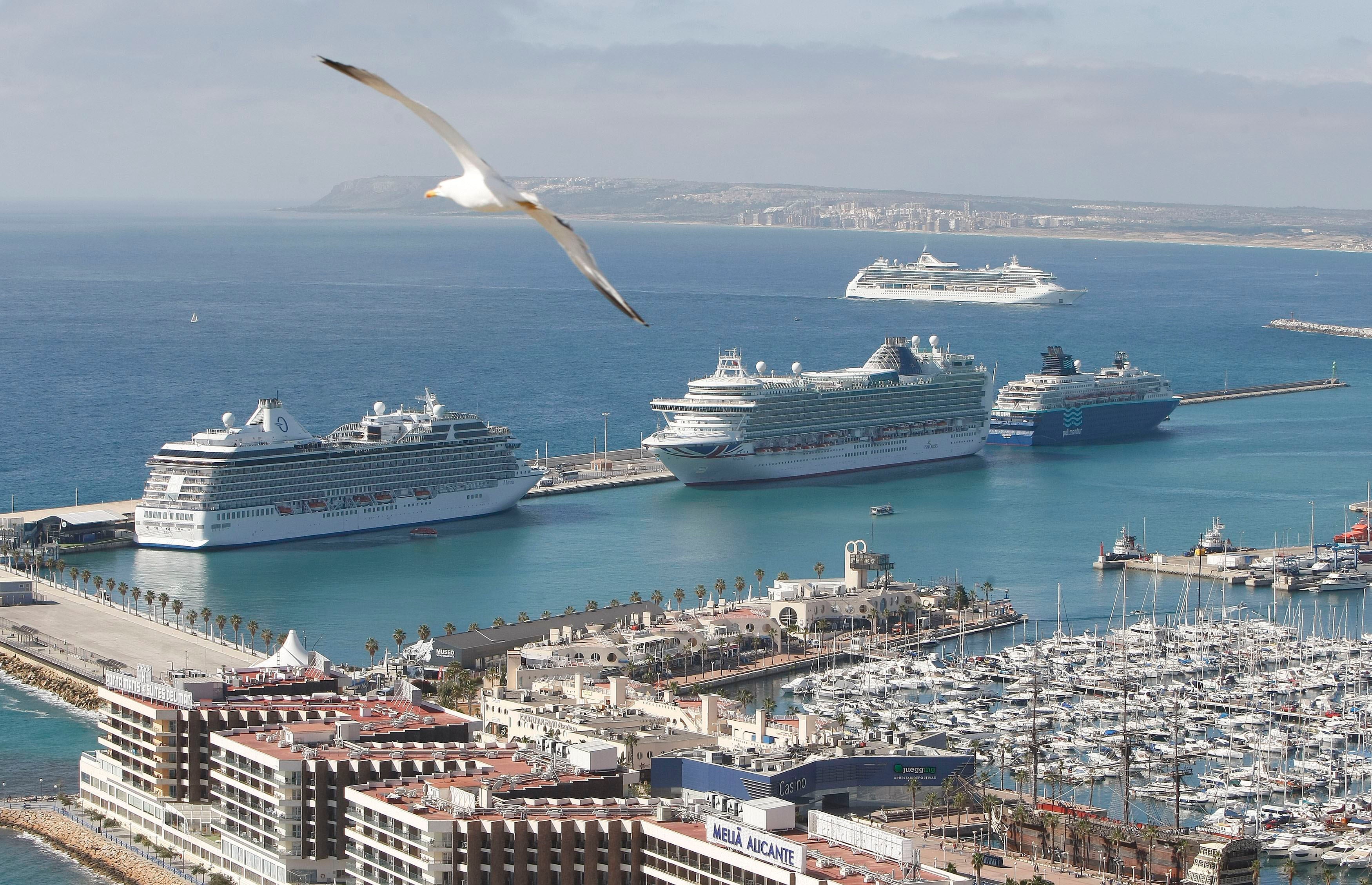 Seis cruceros con dos dobles escalas atracan en Alicante en la segunda quincena de mayo Seis cruceros con dos dobles escalas atracan en Alicante en la segunda quincena de mayo
