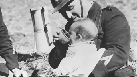 Un bebé refugiado español de la Guerra Civil, con un soldado en los Pirineos Un bebé refugiado español de la Guerra Civil, con un soldado en los Pirineos