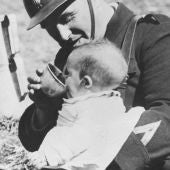 Un bebé refugiado español de la Guerra Civil, con un soldado en los Pirineos