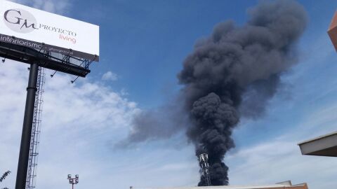 Columna de humo tras las explosiones en Arganda del Rey (Madrid)