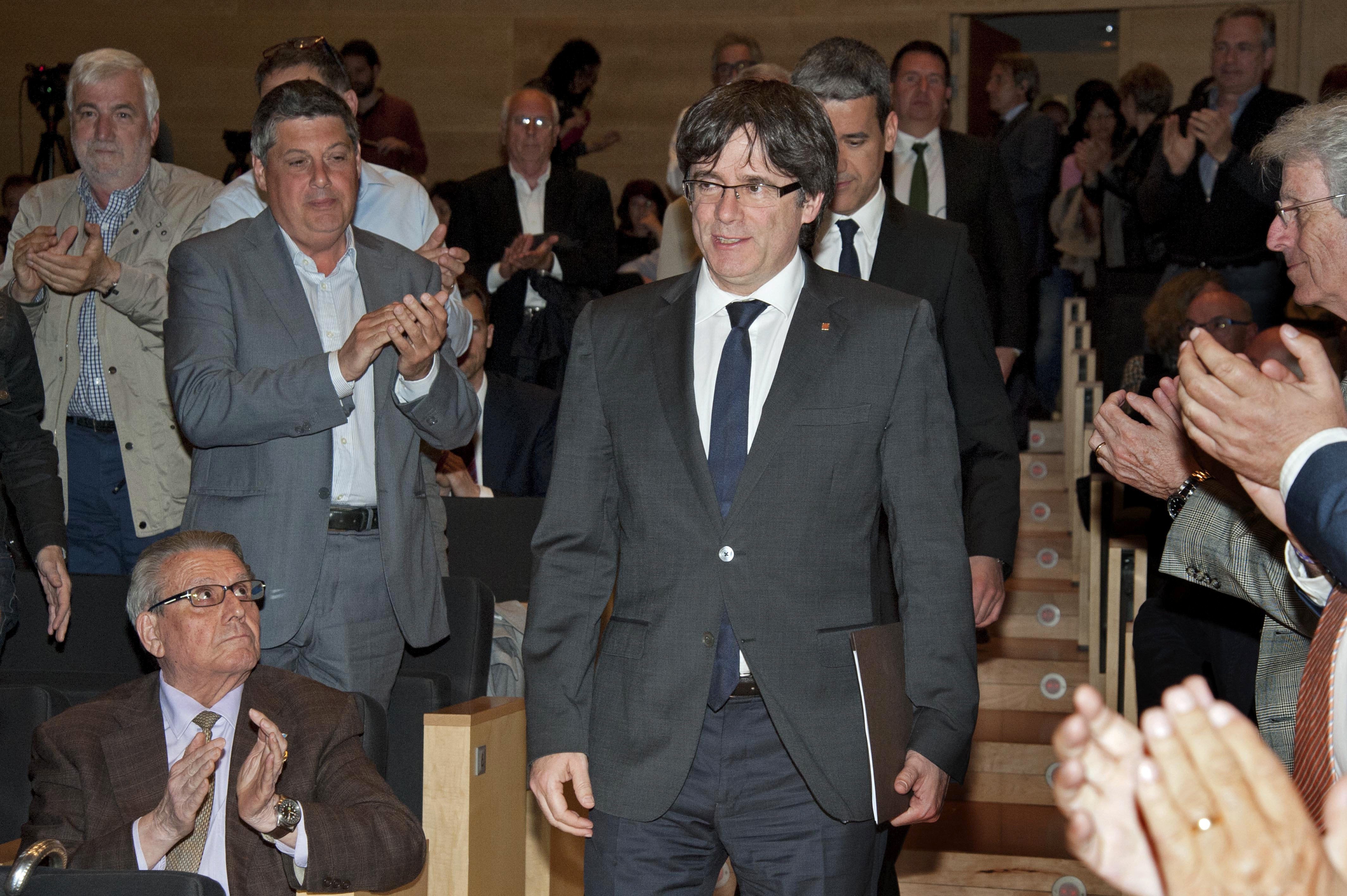 Puigdemont invita al Gobierno a ir a "escucharlo" en Madrid y elogia a Carmena Puigdemont invita al Gobierno a ir a "escucharlo" en Madrid y elogia a Carmena