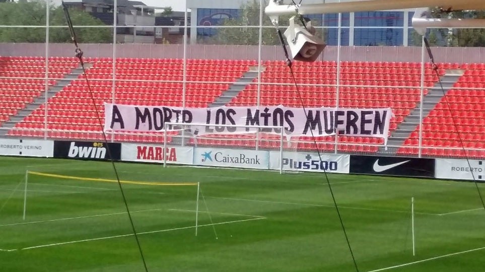 "A morir, los míos mueren", la pancarta en el campo de entrenamiento del Atlético "A morir, los míos mueren", la pancarta en el campo de entrenamiento del Atlético