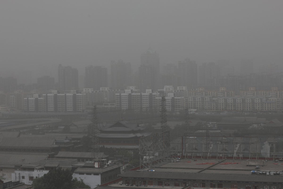 Pekín amanece con niveles de contaminación peligrosos por una tormenta de arena Pekín amanece con niveles de contaminación peligrosos por una tormenta de arena
