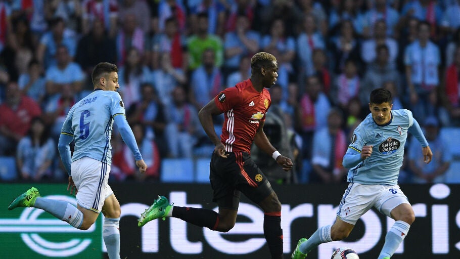 Pogba intenta avanzar durante el Celta - Manchester United