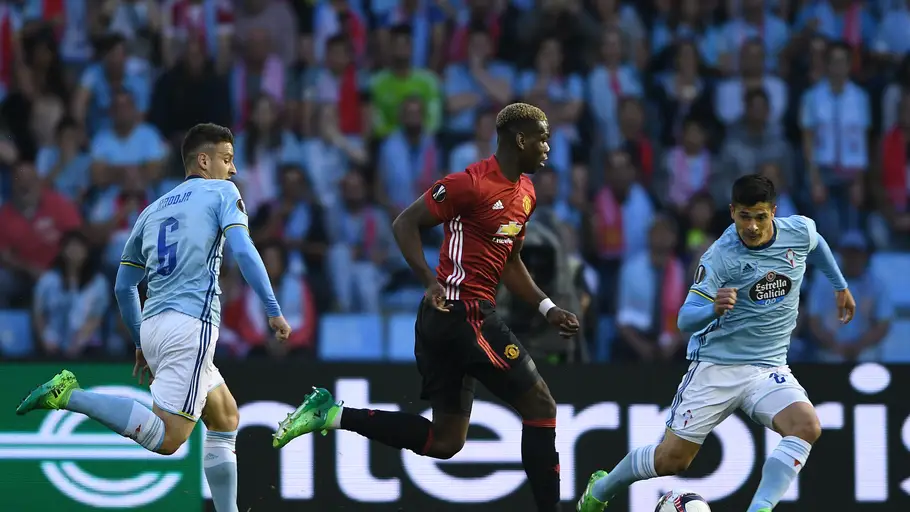 Pogba intenta avanzar durante el Celta - Manchester United Pogba intenta avanzar durante el Celta - Manchester United