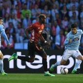 Pogba intenta avanzar durante el Celta - Manchester United