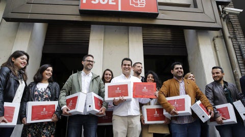 El equipo de Susana D&iacute;az presenta en Ferraz sus avales
