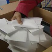 Frame 14.895422 de: La Generalitat licitará la adquisición de 8.000 urnas para el referéndum