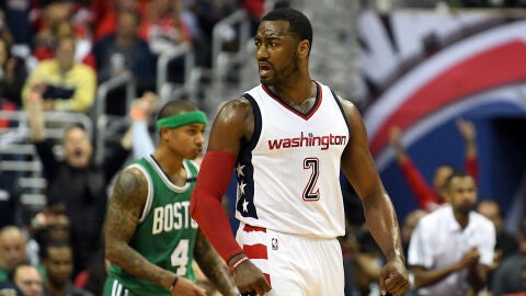 John Wall celebra una canasta ante los Celtics