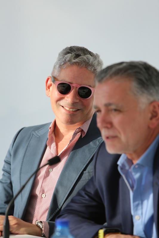 Boris: <i>Lo que tienen de divino mis gafas es el extraordinario marco rosado</i> Boris: <i>Lo que tienen de divino mis gafas es el extraordinario marco rosado</i>