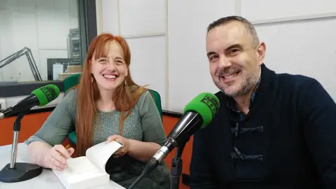Rafa Gutiérrez y Sofía Castañón en los estudios de Onda Cero Gijón Llega "La noche que no paró de llover"