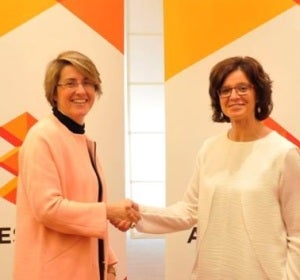 Patricia Pérez, directora general Corporativa de Atresmedia; y Mónica Herrero, decana de la Facultad de Comunicación de la Universidad de Navarra Patricia Pérez, directora general Corporativa de Atresmedia; y Mónica Herrero, decana de la Facultad de Comunicación de la Universidad de Navarra