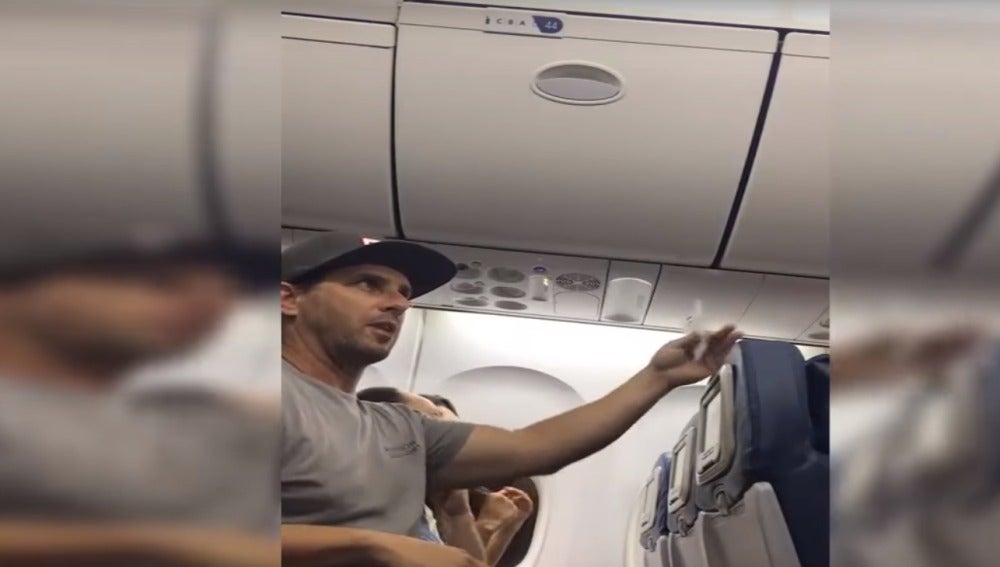 Una familia es expulsada de un vuelo de Delta Air Lines