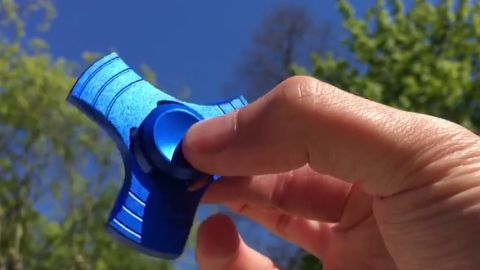 Frame 16.173339 de: Fidger Spinner, el nuevo juguete que causa furor entre los j&oacute;venes