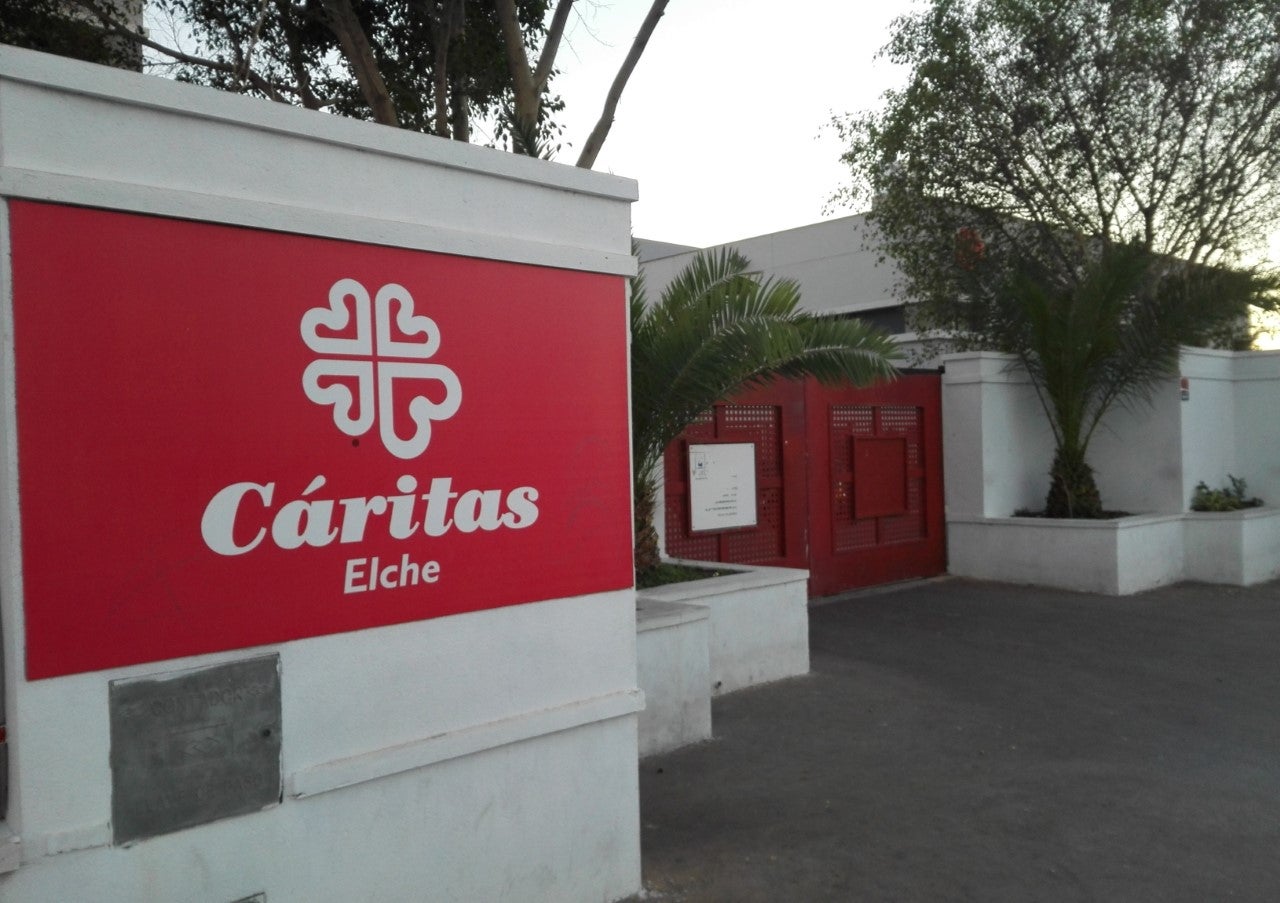 Cáritas Elche organiza una cena especial para cerca de cien personas en Nochevieja Cáritas Elche organiza una cena especial para cerca de cien personas en Nochevieja