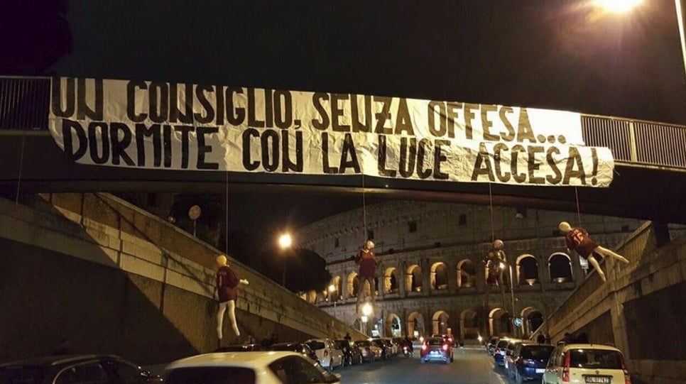 Cuelgan maniquís con las camisetas de De Rossi, Salah y Nainggolan y un aviso: "Un consejo, dormir con la luz encendida" Cuelgan maniquís con las camisetas de De Rossi, Salah y Nainggolan y un aviso: "Un consejo, dormir con la luz encendida"
