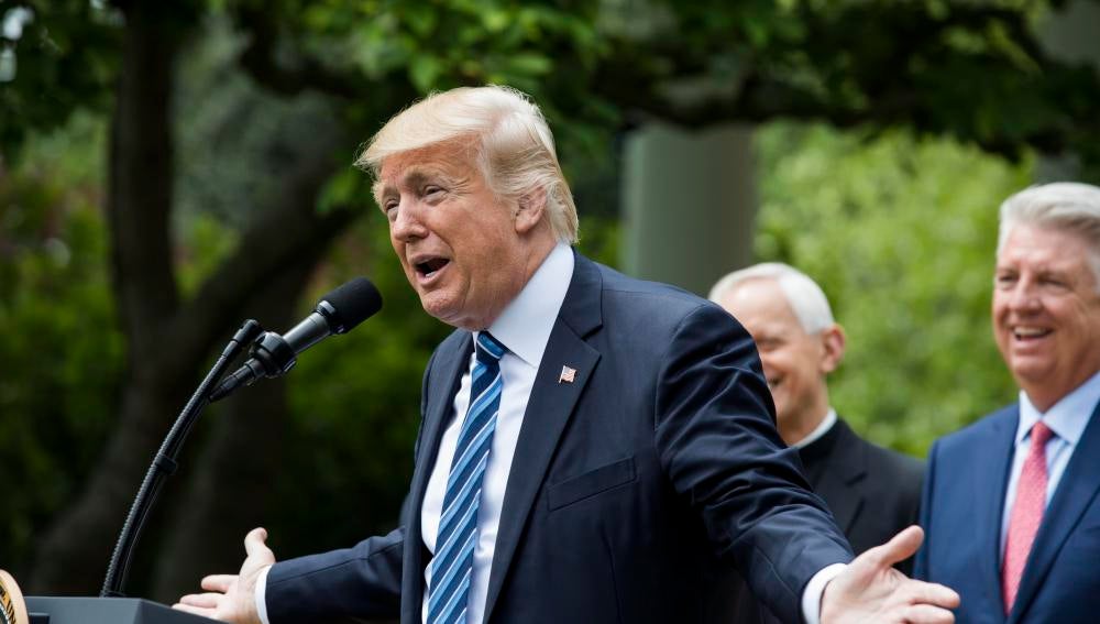 El presidente de Estados Unidos, Donald Trump, comparece durante el Día Nacional de Oración en la Rosaleda de la Casa Blanca