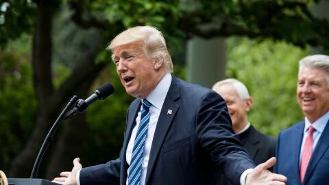 El presidente de Estados Unidos, Donald Trump, comparece durante el D&iacute;a Nacional de Oraci&oacute;n en la Rosaleda de la Casa Blanca