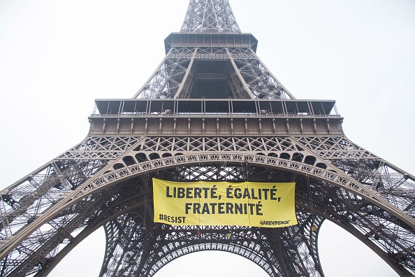 Greenpeace cuelga una pancarta en la Torre Eiffel contra la candidatura de Marine Le Pen Greenpeace cuelga una pancarta en la Torre Eiffel contra la candidatura de Marine Le Pen