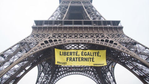 Cartel contra el Frente Nacional que ha colgado Greenpeace en la Torre Eiffel