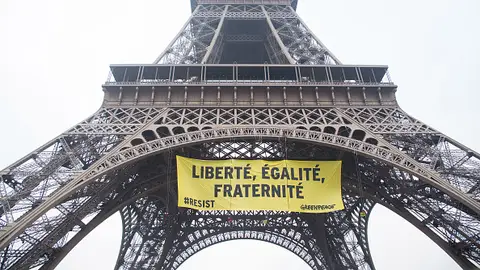 Cartel contra el Frente Nacional que ha colgado Greenpeace en la Torre Eiffel Cartel contra el Frente Nacional que ha colgado Greenpeace en la Torre Eiffel