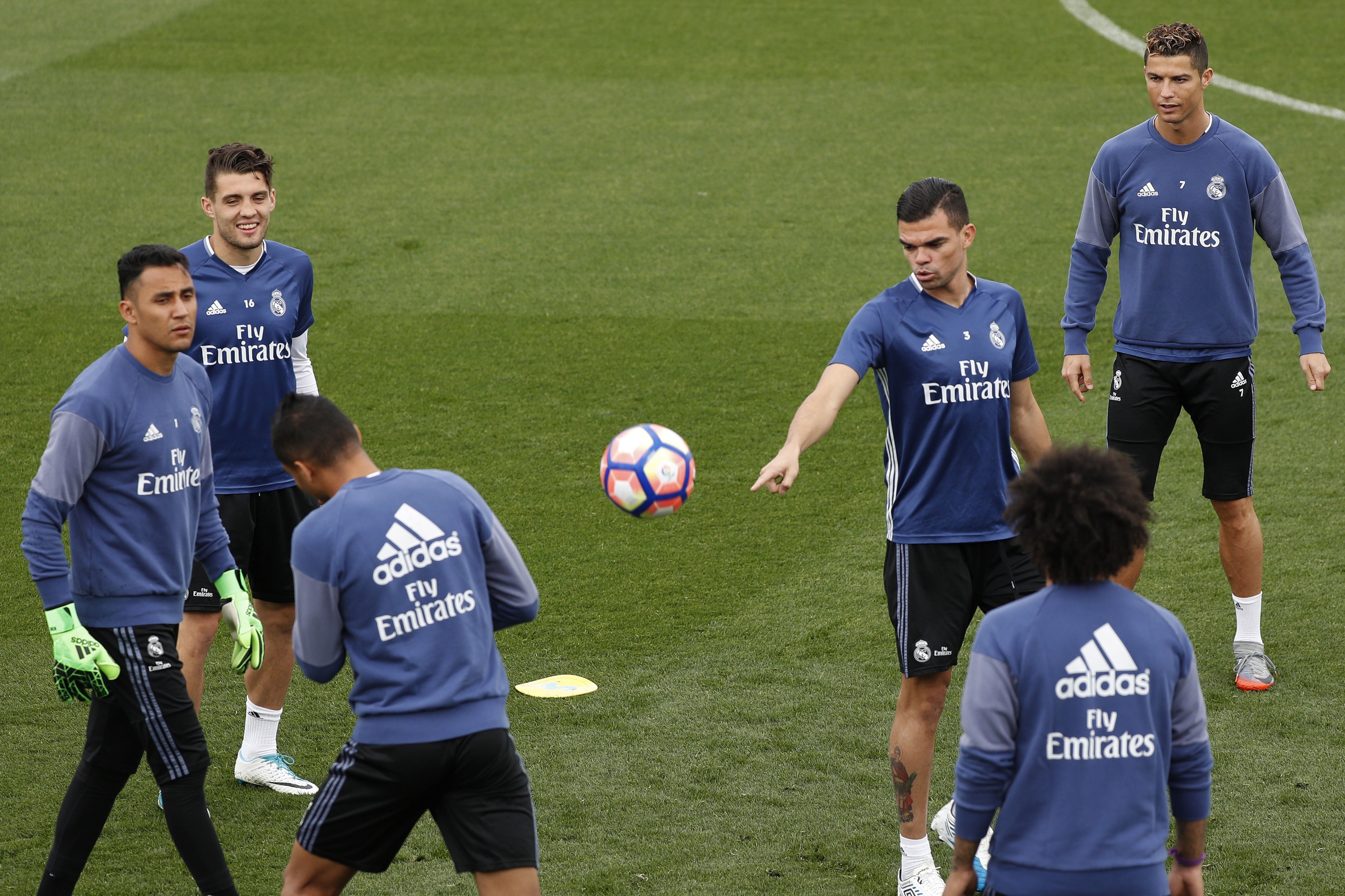 Varane no se entrena con el grupo y Pepe podría reaparecer en Granada Varane no se entrena con el grupo y Pepe podría reaparecer en Granada