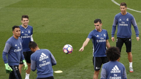 Pepe bromea en el entrenamiento en Valdebebas