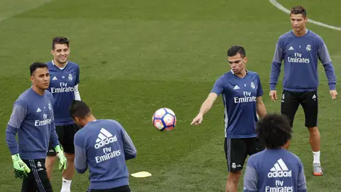 Pepe bromea en el entrenamiento en Valdebebas Pepe bromea en el entrenamiento en Valdebebas