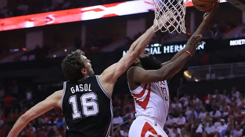 Pau Gasol defiende una penetración de James Harden Pau Gasol defiende una penetración de James Harden