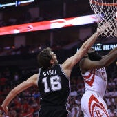 Pau Gasol defiende una penetración de James Harden