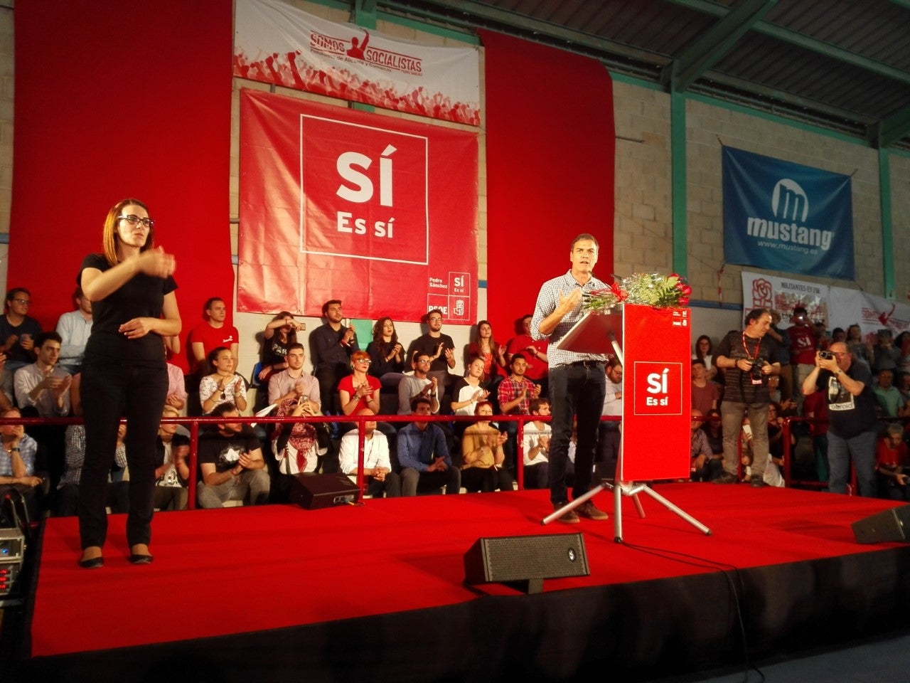 Pedro Sánchez pide en Elche a los militantes contrarios a la abstención dada al PP que le den su apoyo para devolver el PSOE a la militancia Pedro Sánchez pide en Elche a los militantes contrarios a la abstención dada al PP que le den su apoyo para devolver el PSOE a la militancia