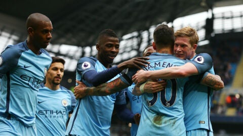 Los jugadores del Manchester City celebran un gol