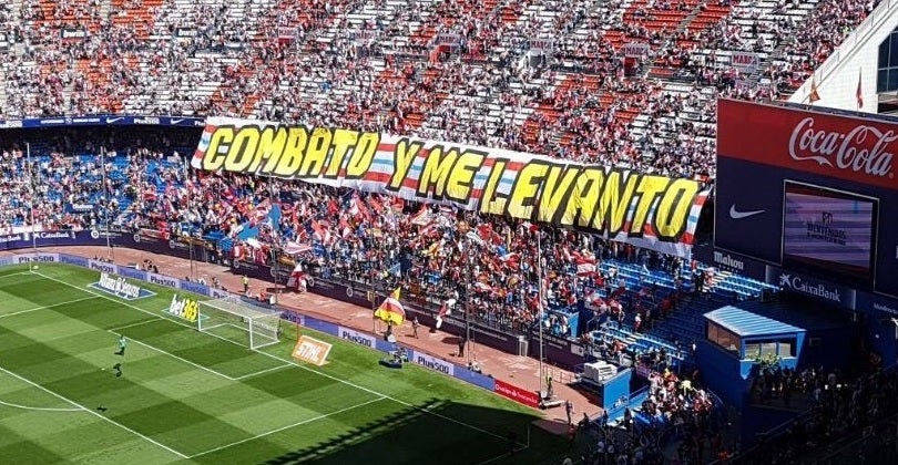 "Combato y me levanto", el tifo con el que la afición del Atlético recibió a su equipo "Combato y me levanto", el tifo con el que la afición del Atlético recibió a su equipo