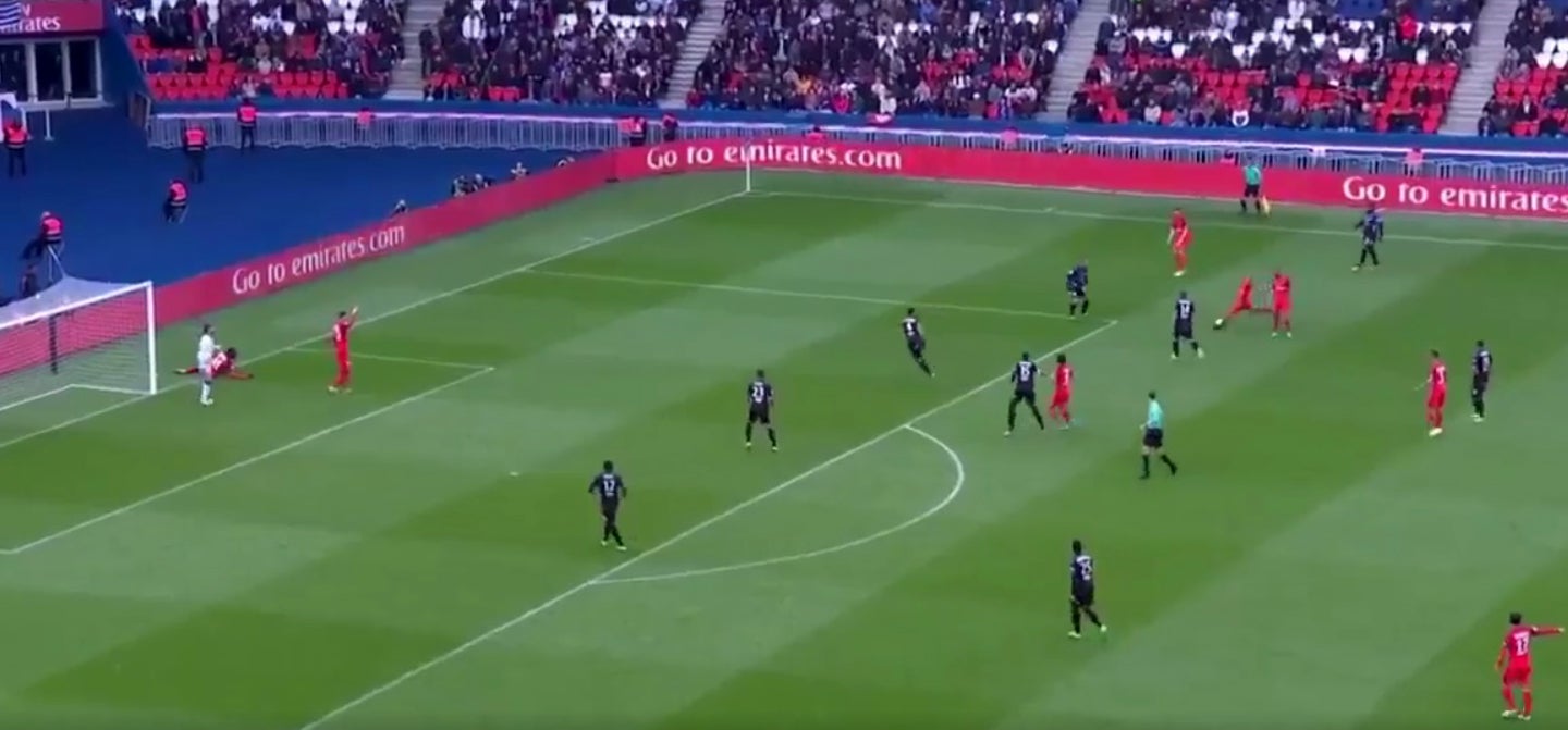 Verratti marca un gol para el PSG con el portero rival atendiendo a un compañero lesionado Verratti marca un gol para el PSG con el portero rival atendiendo a un compañero lesionado